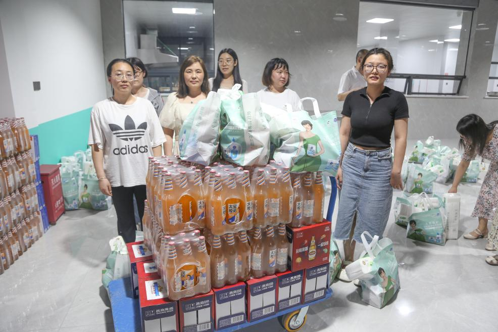 炎炎夏日送清涼，滴滴關(guān)懷沁人心